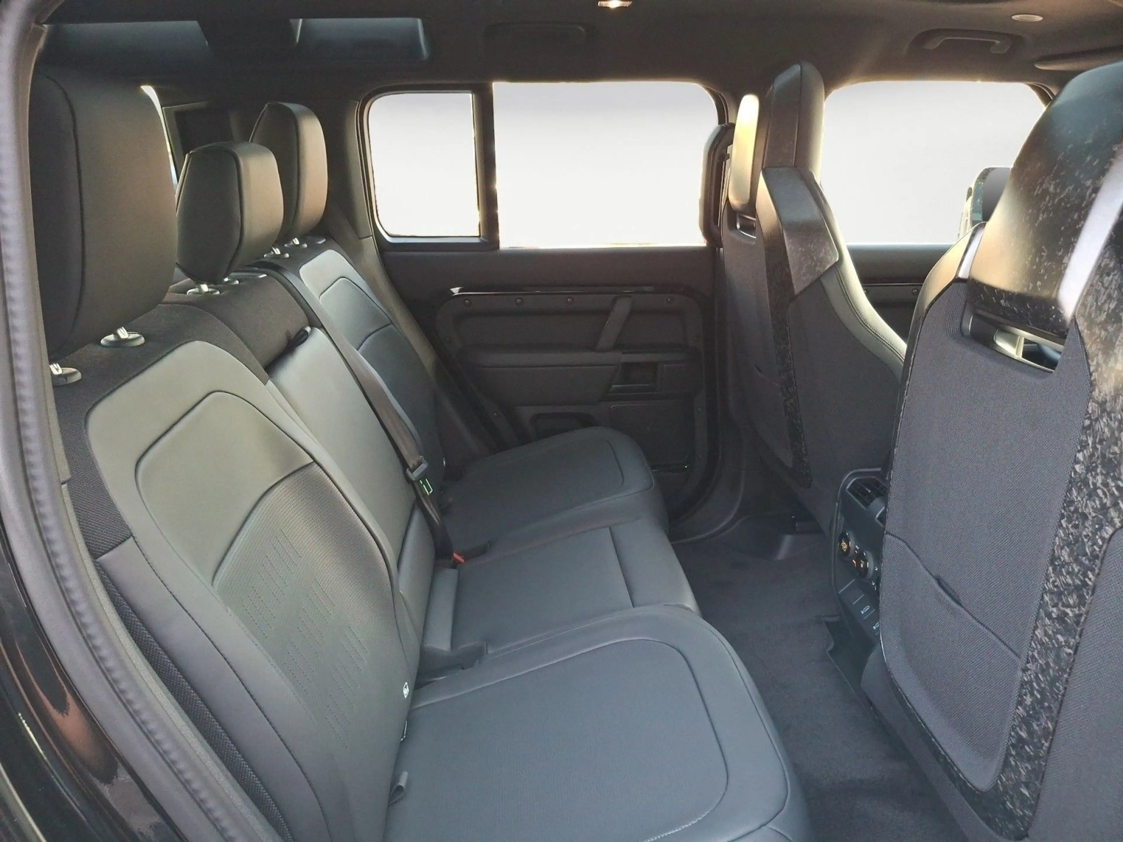 Land Rover Defender 110 P635 OCTA BLACK EDITION 20'AT RÄDER — photo 13
