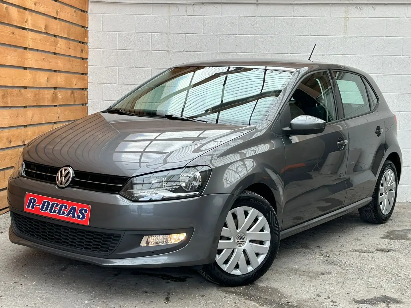 Volkswagen Polo Berline in Grijs tweedehands in Roselies voor € 5.500,-