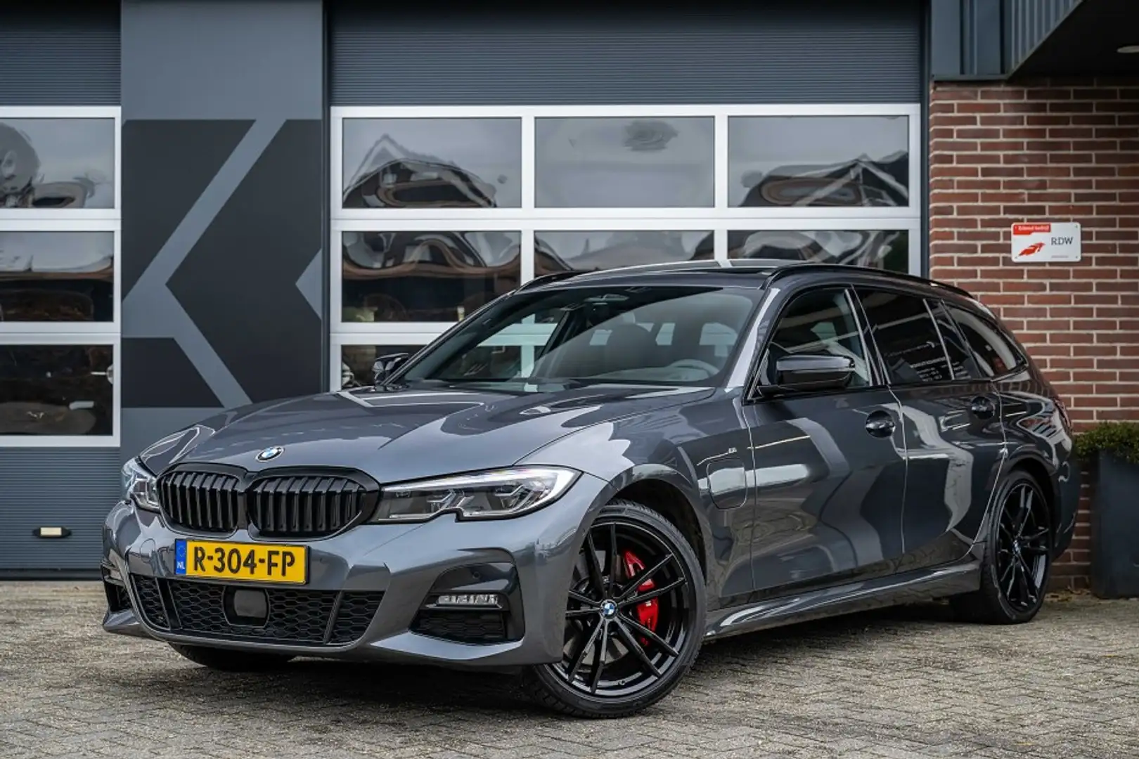 BMW 330 330e M Sport | Panorama | Head-Up | H/K | Laser | Grey - 1