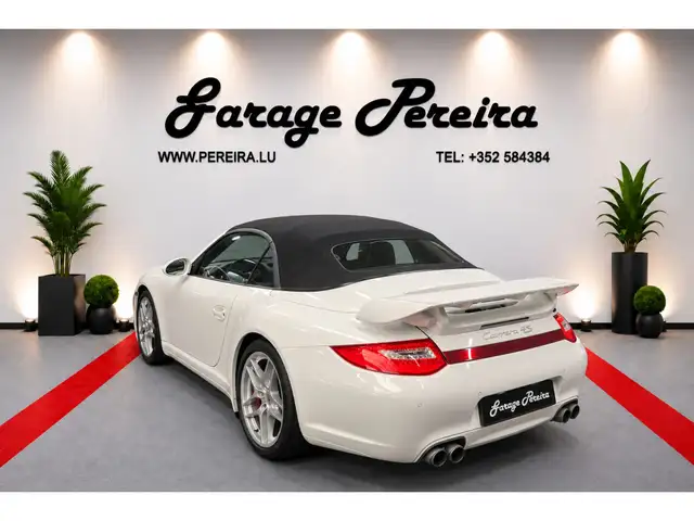 Porsche 911 view 6