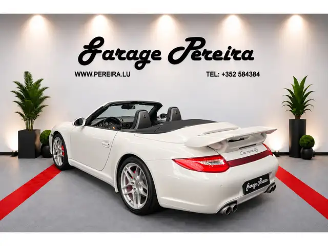 Porsche 911 view 3