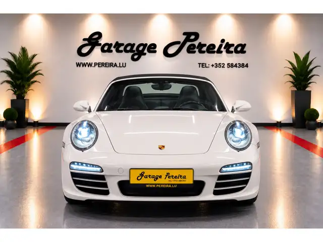 Porsche 911 view 7