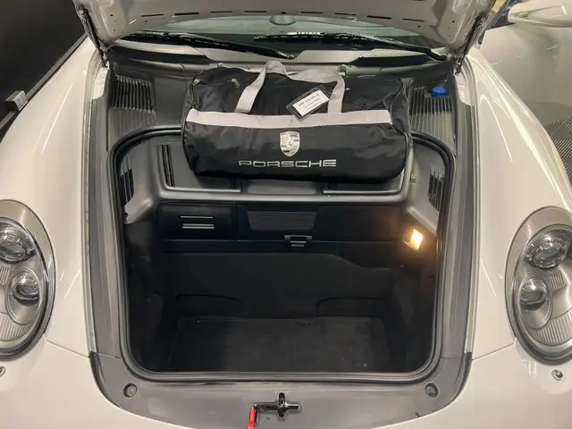 Porsche 911 view 11