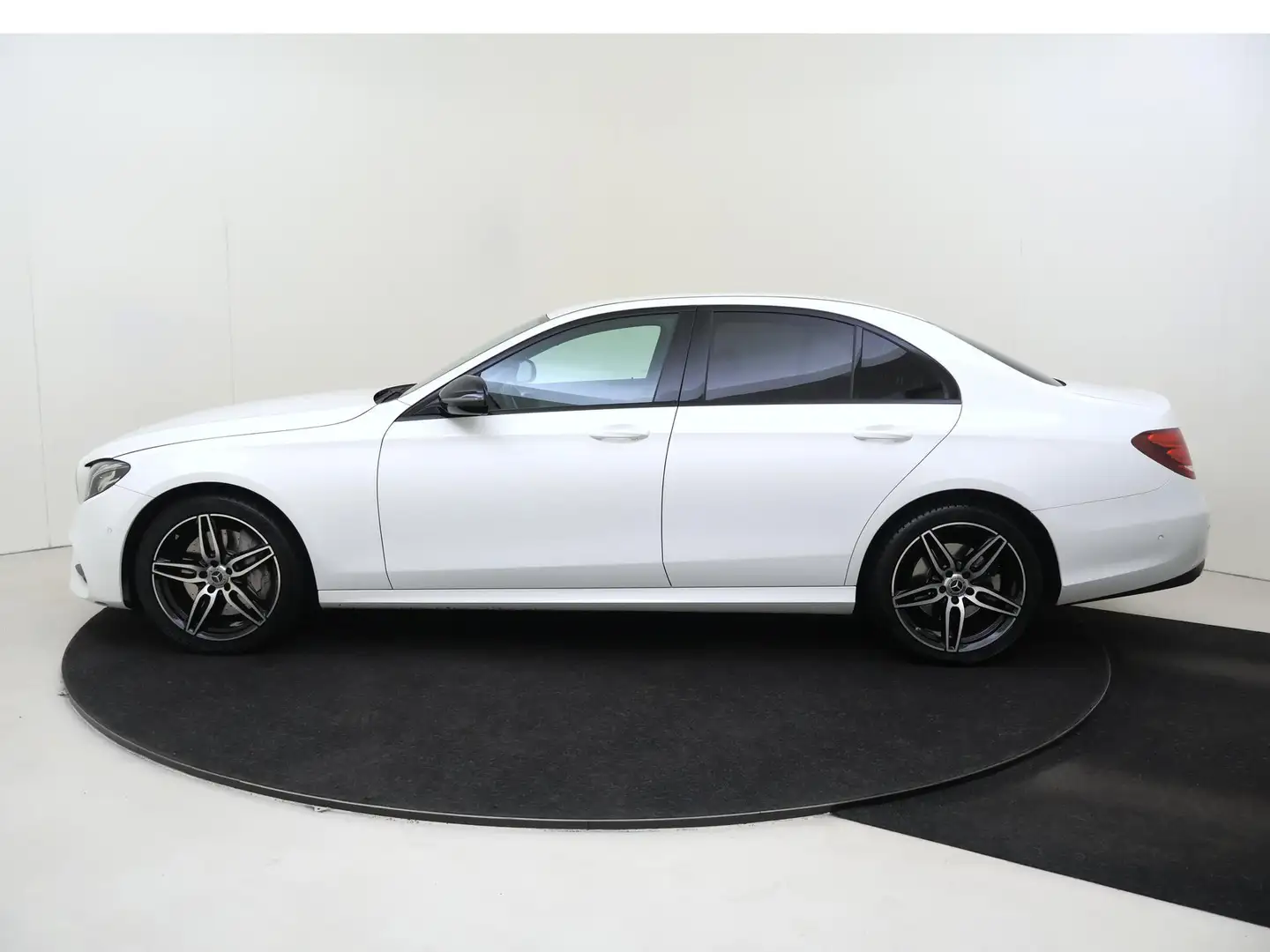 Mercedes-Benz E 350 e Business Solution AMG-Line / Stoelverwarming / A Wit - 2