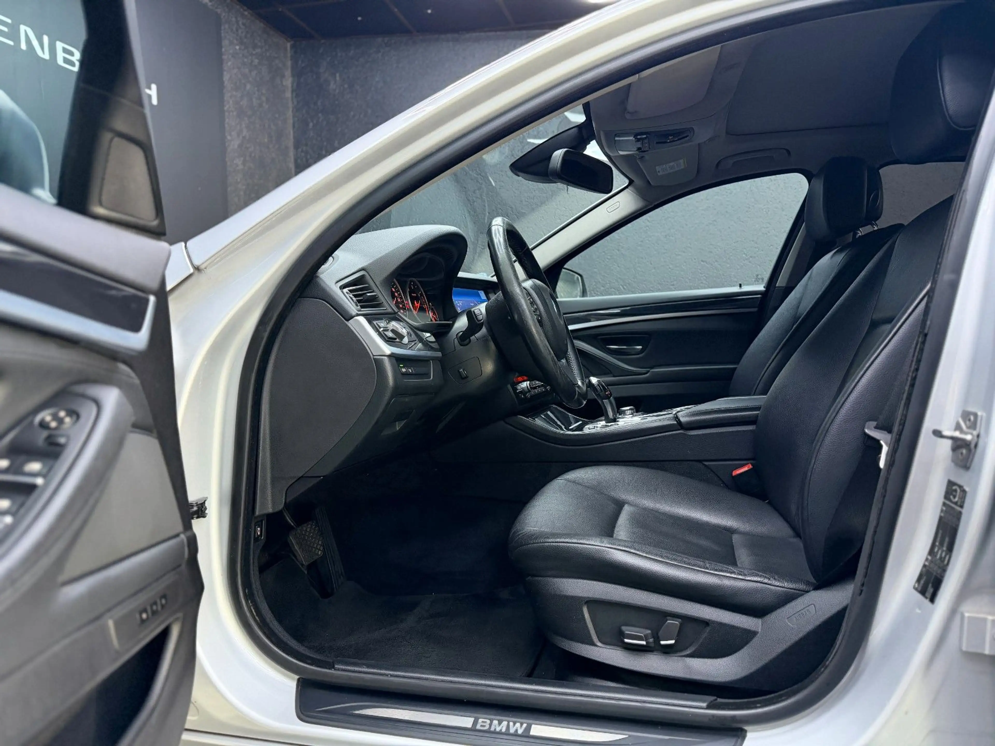 BMW 525 D*LIMOUSINE*SHD*LEDER*MEMORY*19"*HUD*AHK* — photo 11
