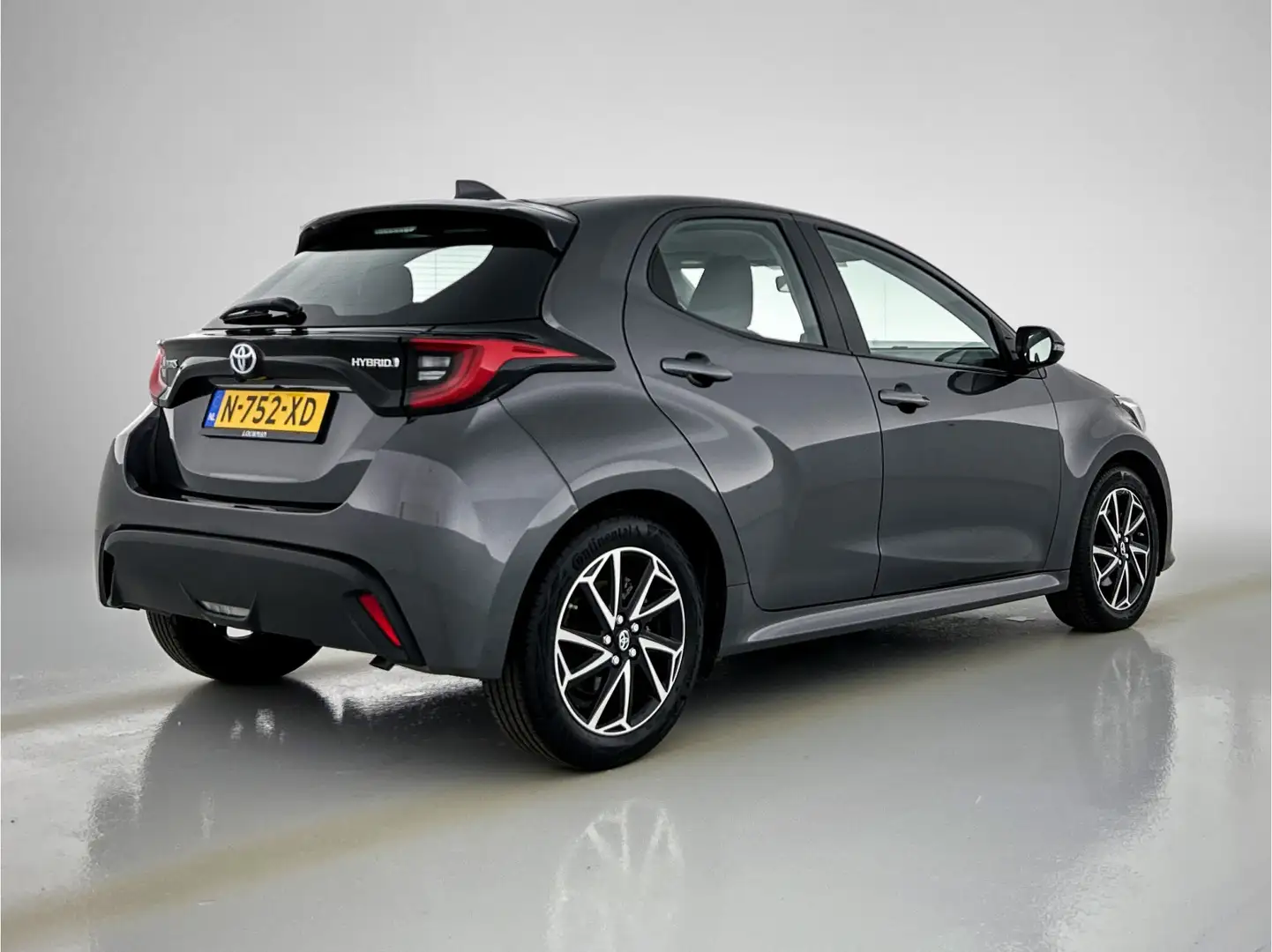 Toyota Yaris 1.5 Hybrid Dynamic | Navigatie | Carplay | Climate Gris - 2