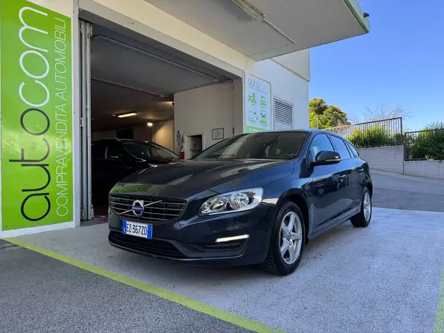 Volvo V60 1.6 d2 Momentum Powershift GARANZIA 24 MESI NAVY-PDC MY VOLVO