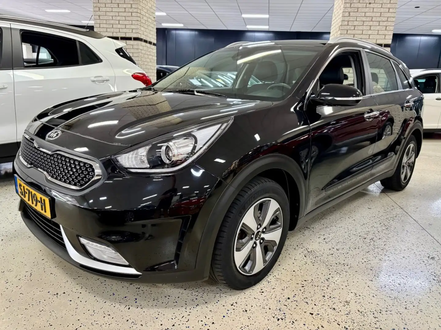 Kia Niro 1.6 GDI H. DYNAMICL. / Climat / Cruise / Navi / Ap Zwart - 1