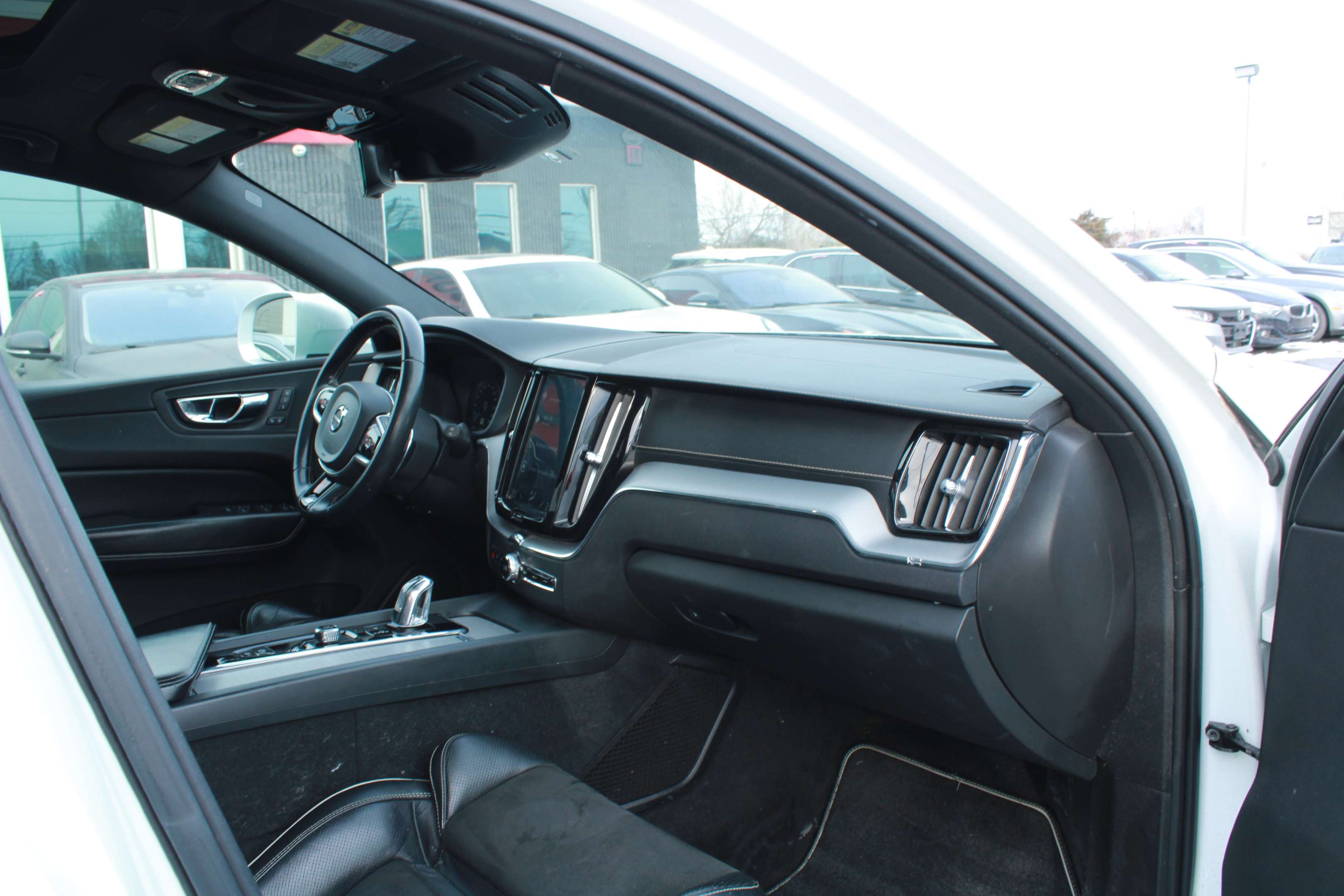 2018 Volvo XC60 T8 eAWD Plug-In Hybrid R-Design, MAGS, CUIR, A/C thumb 12