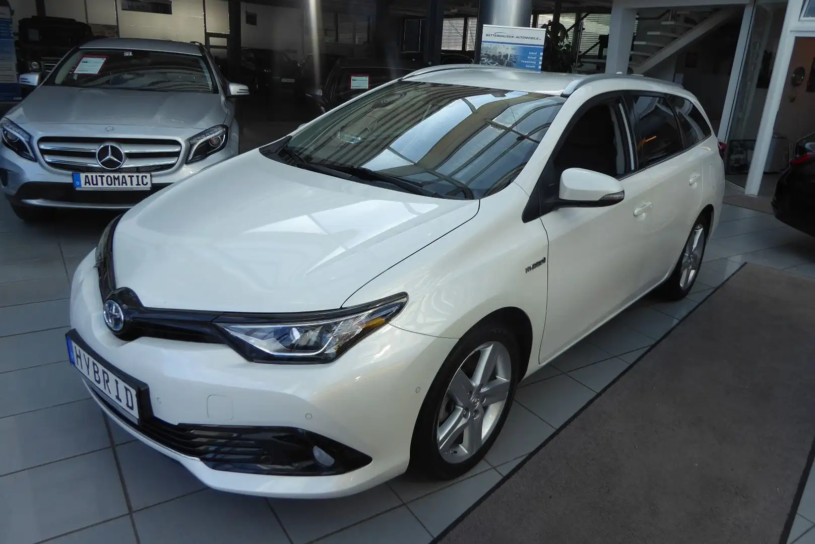 Toyota Auris Automatik 64.700 KM!! Bílá - 1