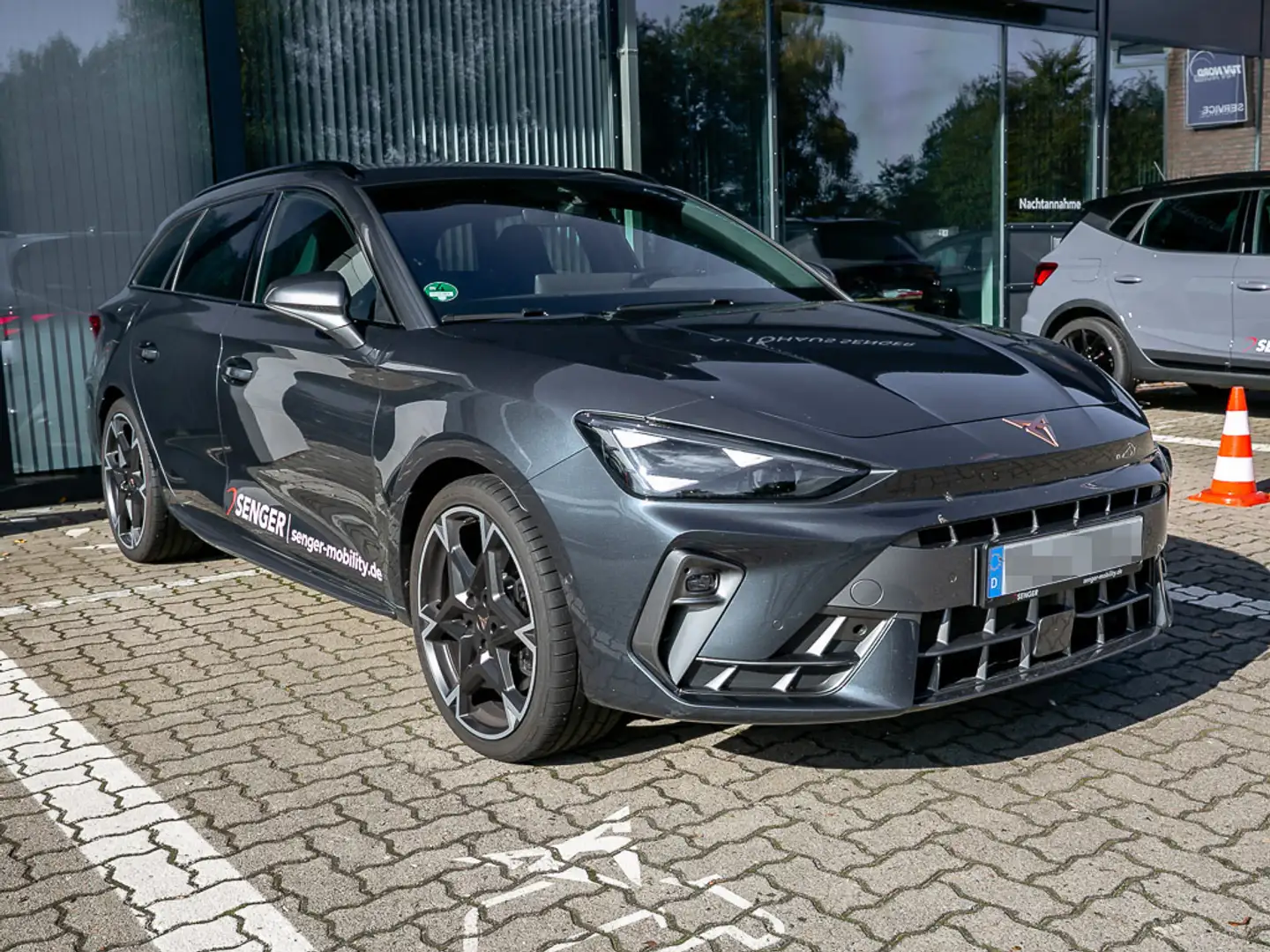 CUPRA Leon Sportstourer VZ 1.5 e-Hybrid AHK Matrix-LED Grau - 2