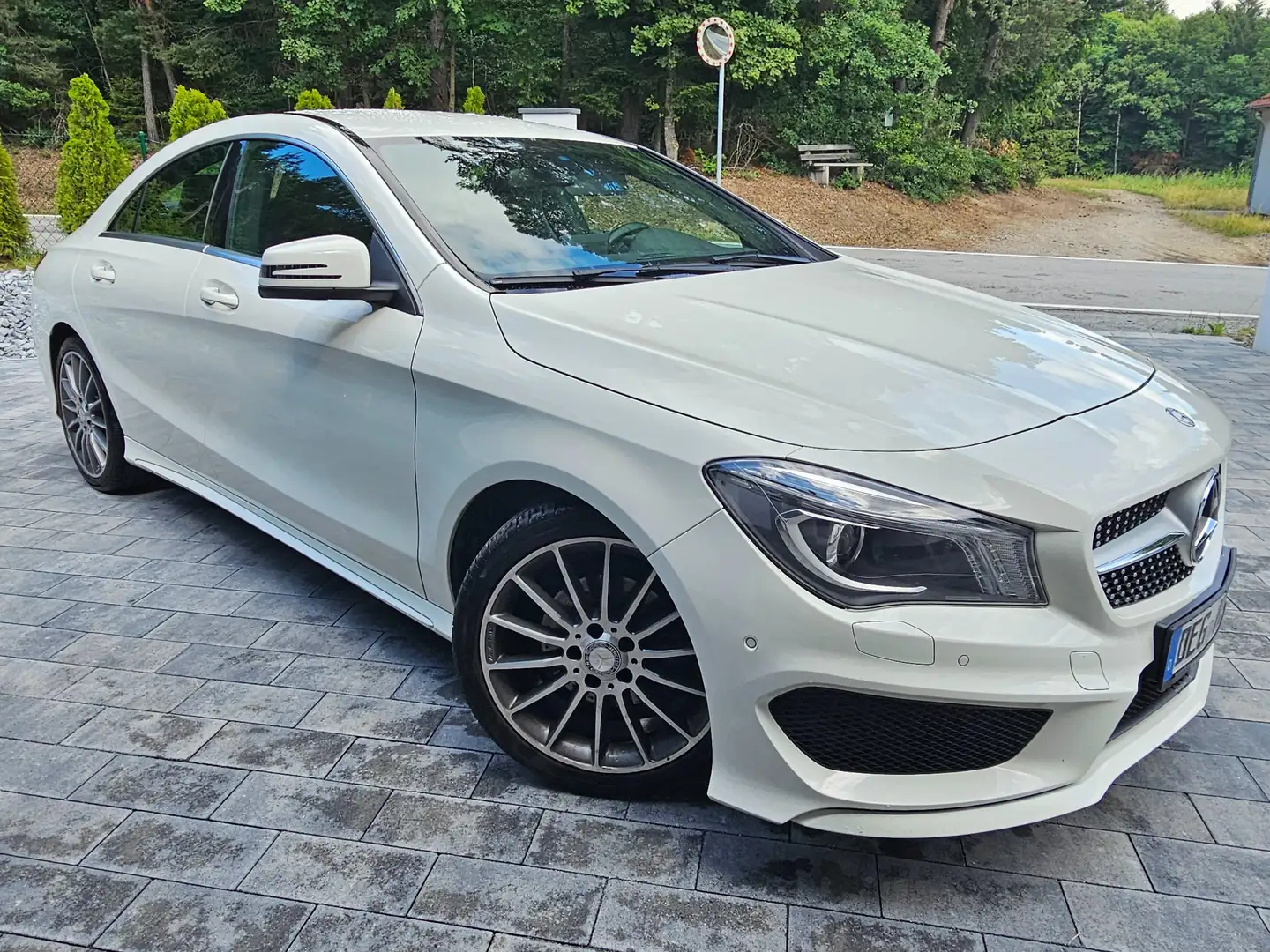 Mercedes-Benz CLA 180 CLA AMG Line Bílá - 2