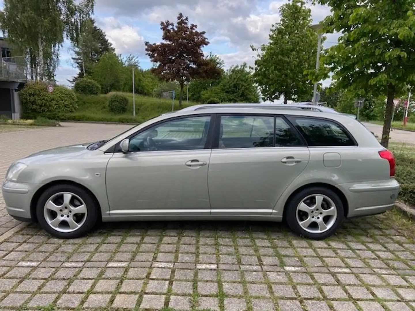 Toyota Avensis Avensis 1.8 VVT-i Combi Sol, Flüssiggas Anlage Stříbrná - 2
