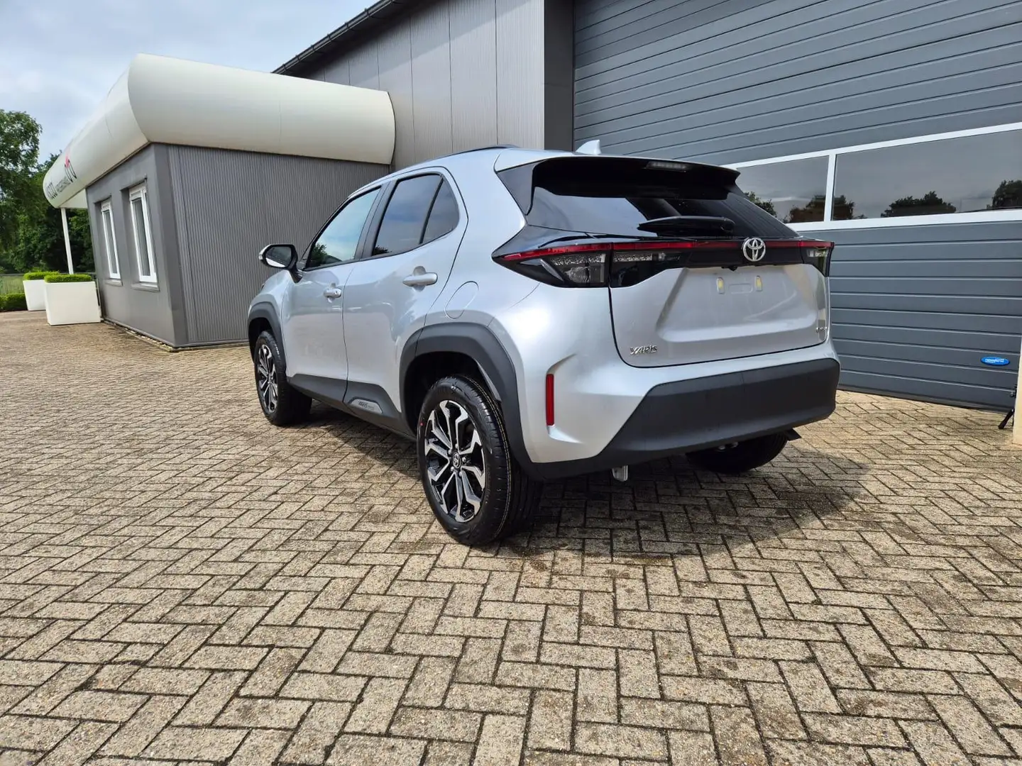 Toyota Yaris Cross 1.5VVT-iE 130PS Automatik Teamplayer Klimaautom... Silber - 1