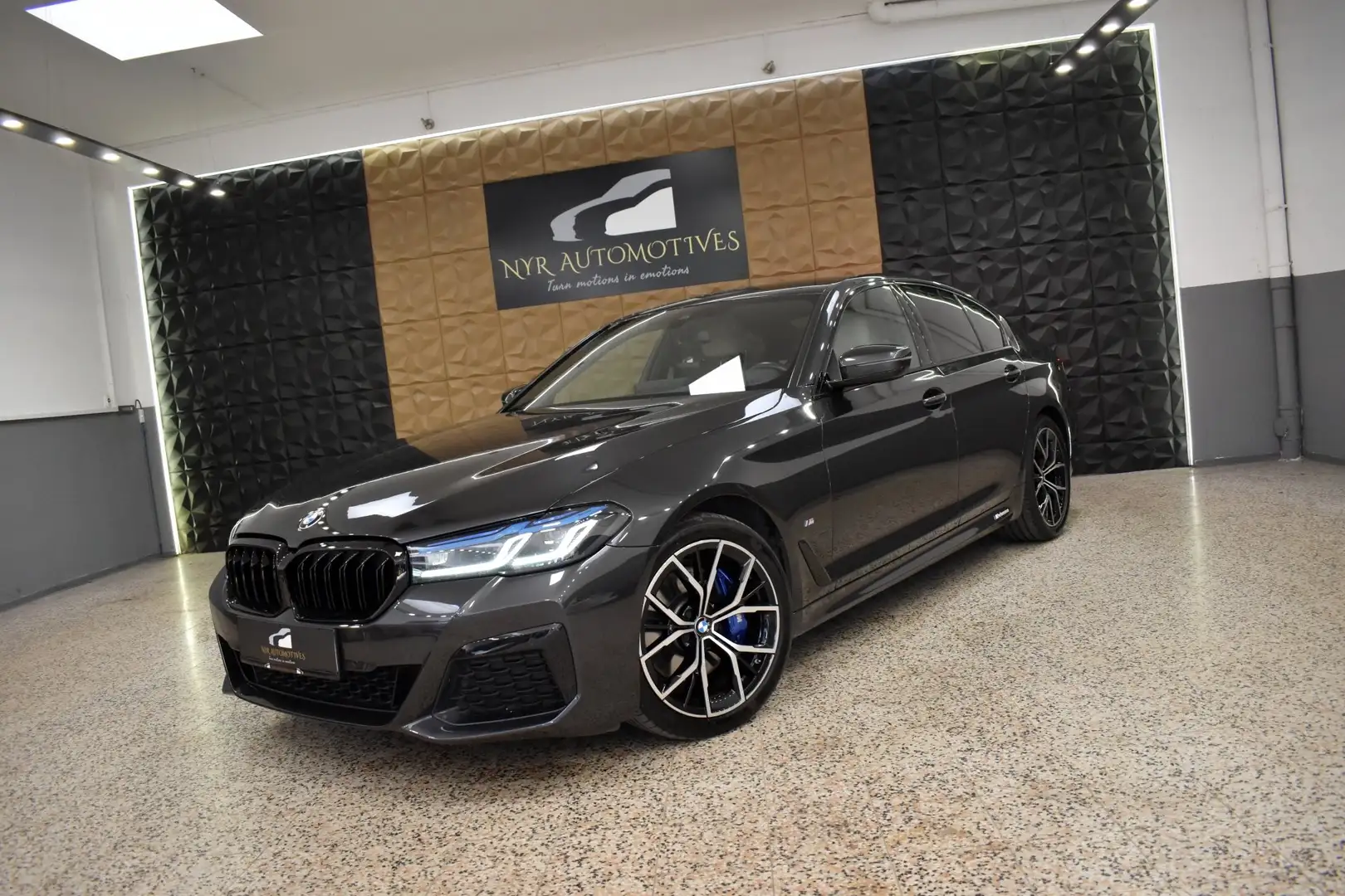 BMW 520 d xDrive LCI, M-PAKET, LASER, KAMERA, LEDER, AHK Grau - 1
