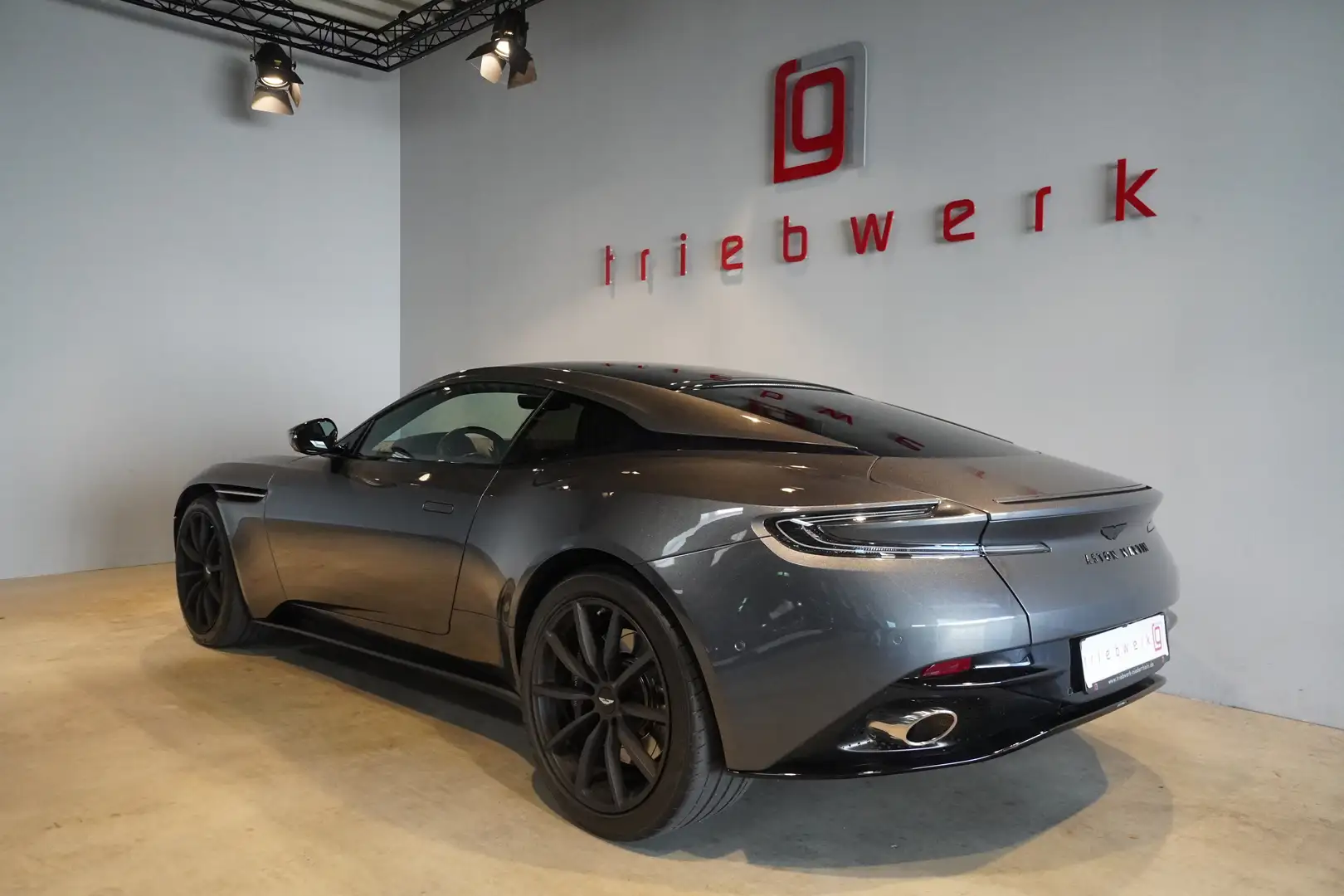 Aston Martin DB11 V8 Coupé-BRD-U-frei-Xenon grey-Top-Zst.- Gris - 2