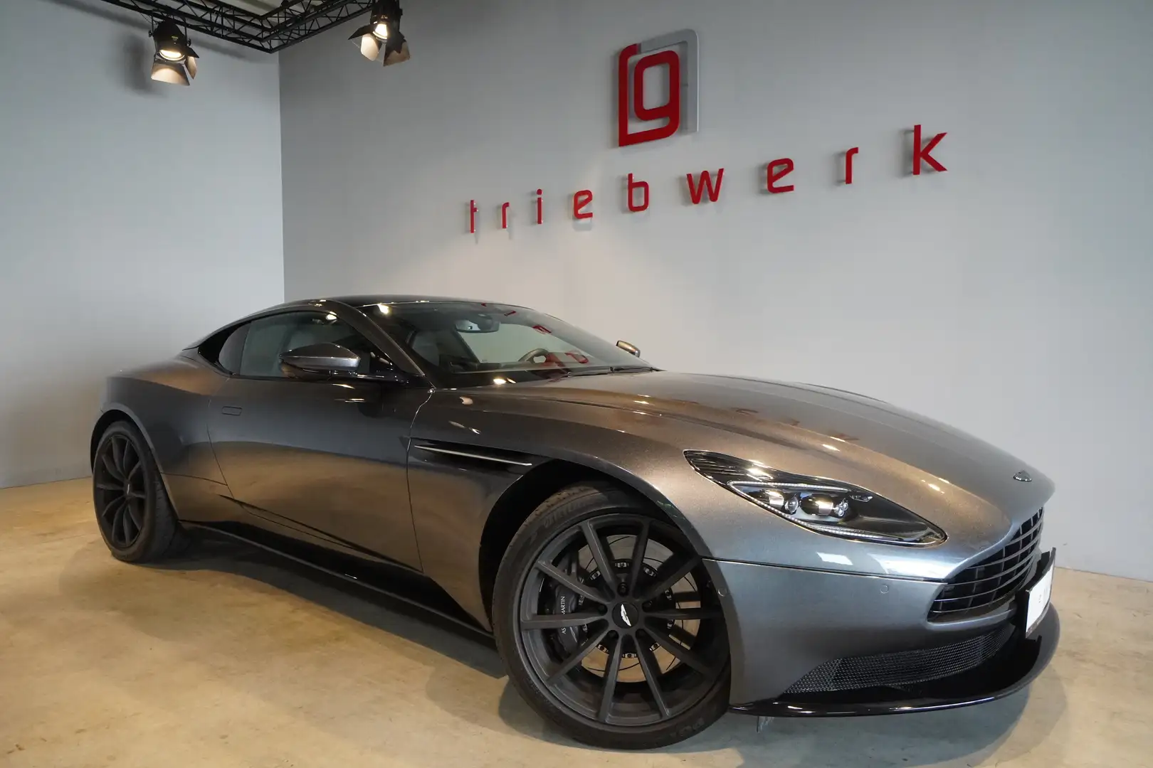 Aston Martin DB11 V8 Coupé-BRD-U-frei-Xenon grey-Top-Zst.- Gris - 1