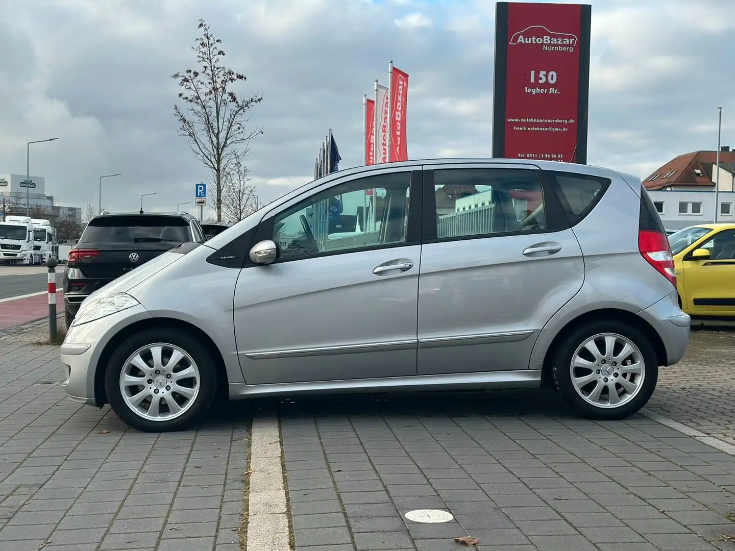 Mercedes-Benz A 200 / 2. Hand / Klimaautomatik Silber - 2