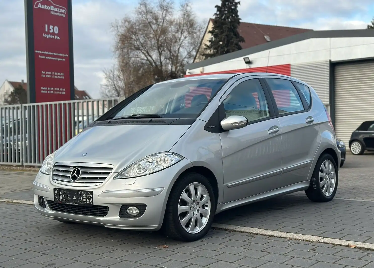 Mercedes-Benz A 200 / 2. Hand / Klimaautomatik Silber - 1