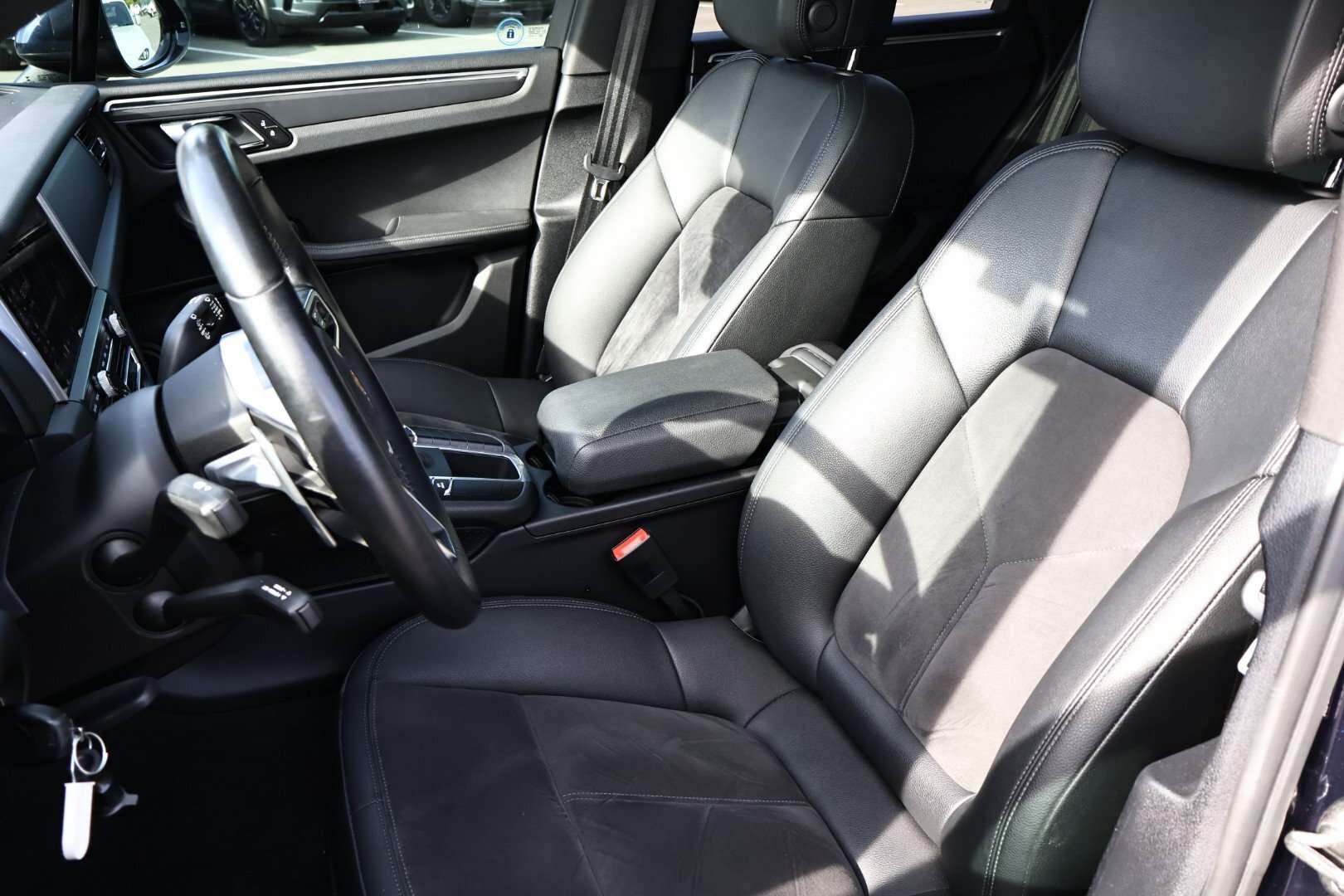 2020 Porsche Macan Base 4dr All-Wheel Drive thumb 10