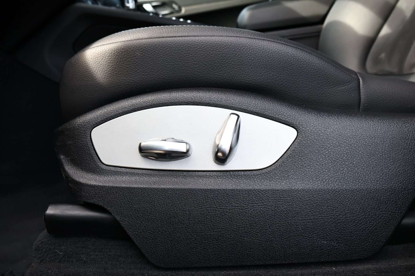 2020 Porsche Macan Base 4dr All-Wheel Drive thumb 18
