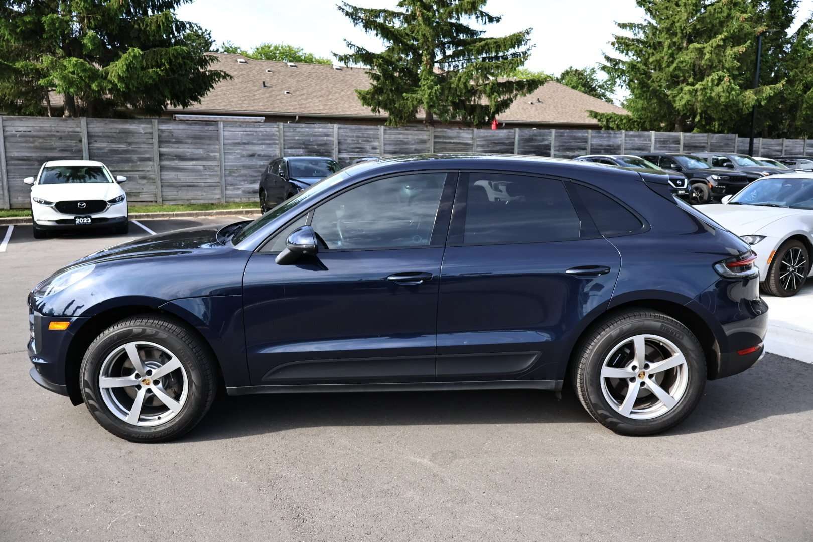 2020 Porsche Macan Base 4dr All-Wheel Drive alt 2