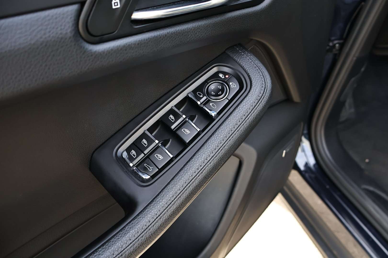 2020 Porsche Macan Base 4dr All-Wheel Drive thumb 16