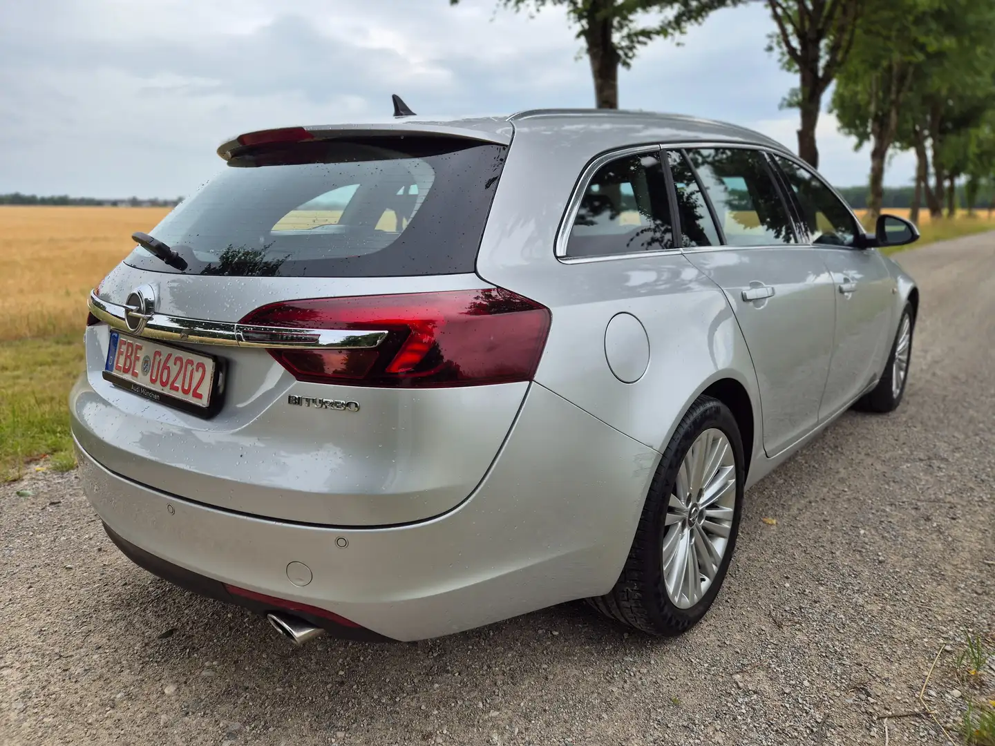 Opel Insignia Innovation *Automatic-Navi-Panoramadach-Xenon* Grau - 2