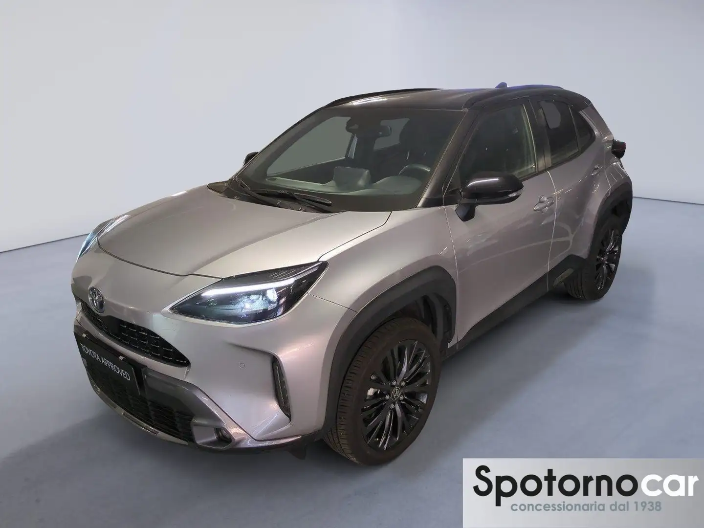 Toyota Yaris Cross 1.5 Hybrid 5p. E-CVT Adventure Grijs - 1