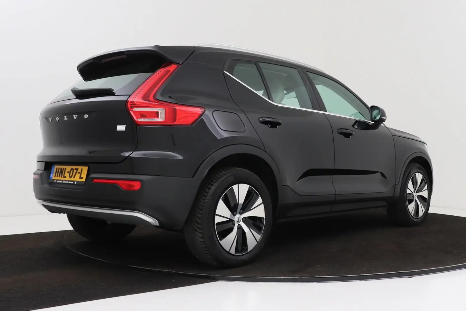 Volvo XC40 1.5 T5 Recharge Business Pro | 263 PK | Leer | Car Zwart - 2