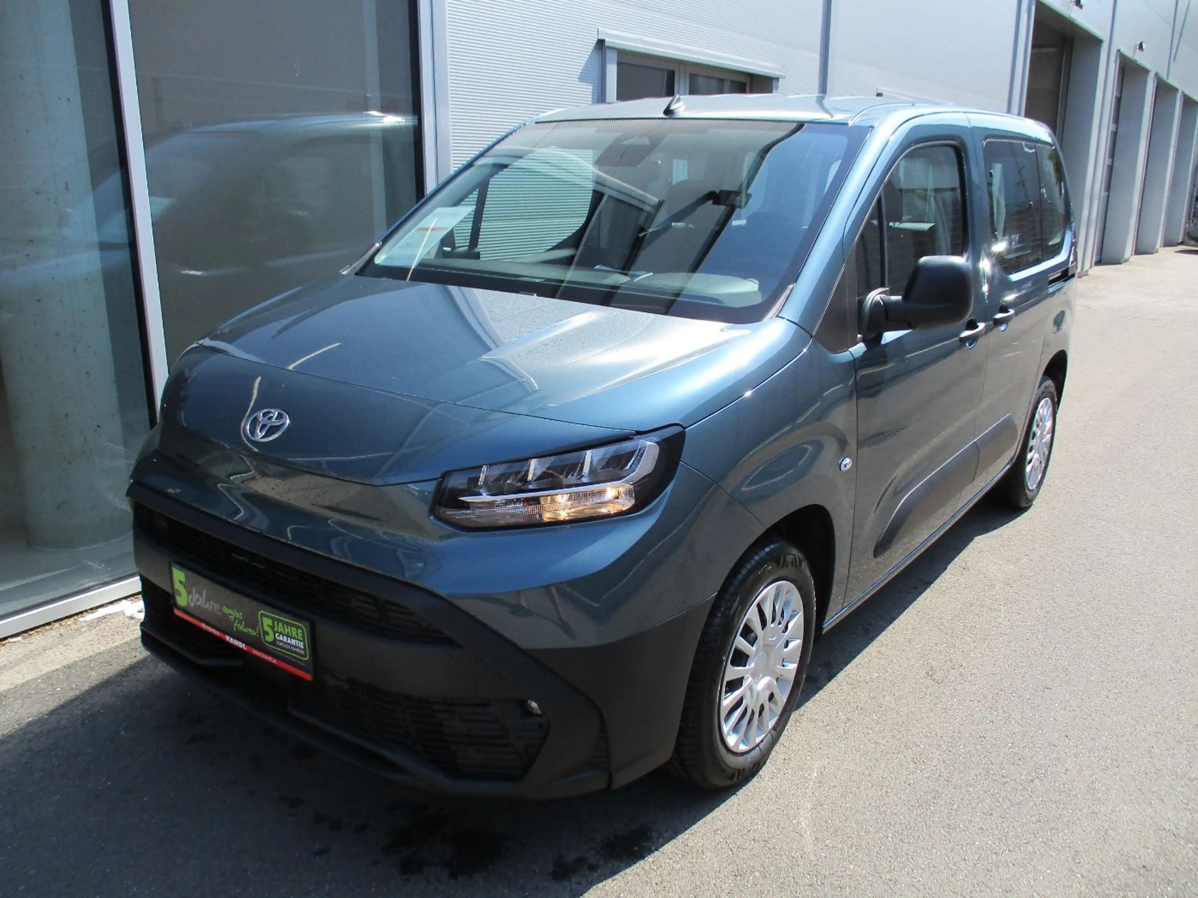 Toyota Proace City Verso 1.2 L1 Shuttle LED+Navi+PDC — photo 2
