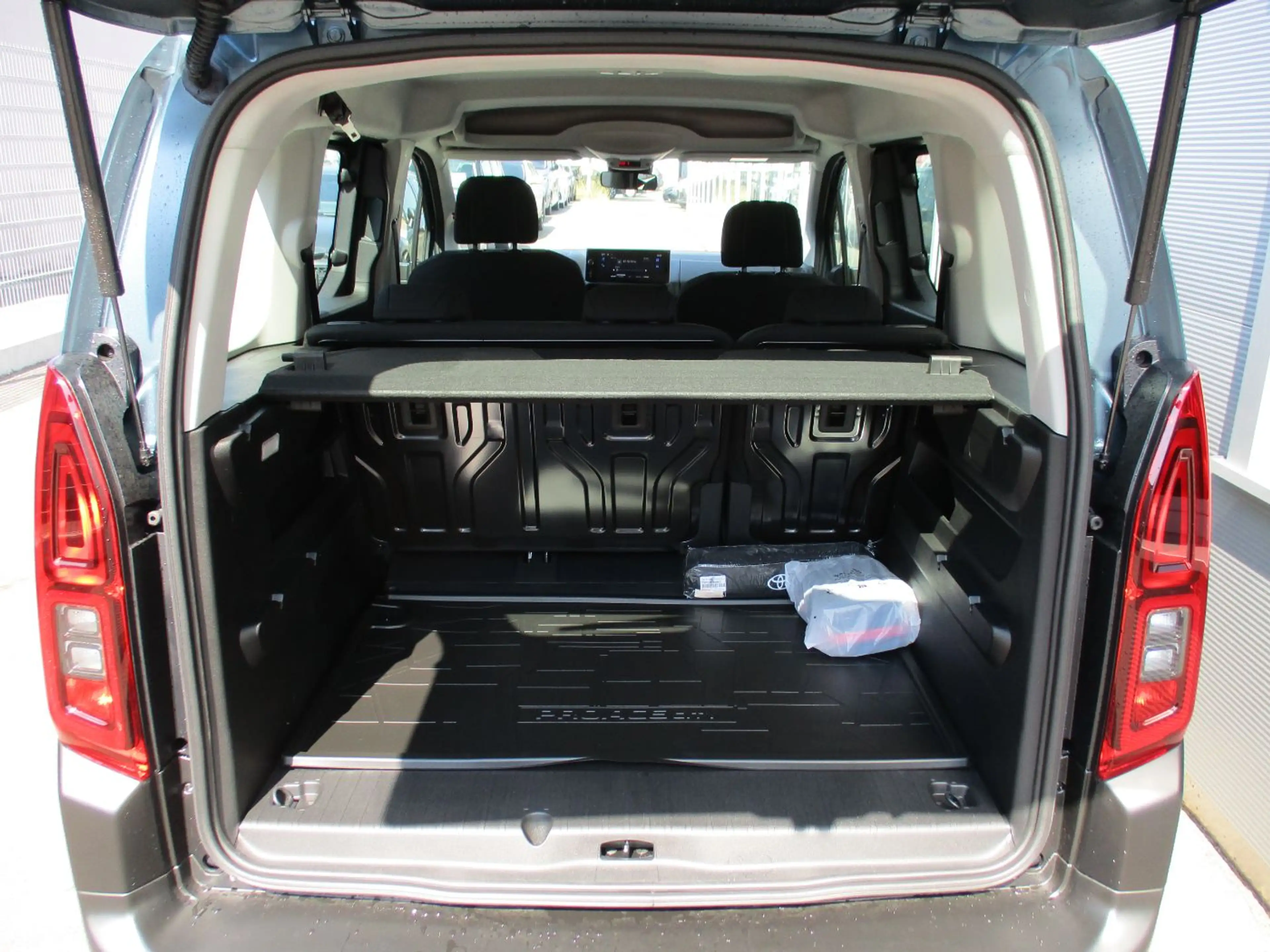 Toyota Proace City Verso 1.2 L1 Shuttle LED+Navi+PDC — photo 7