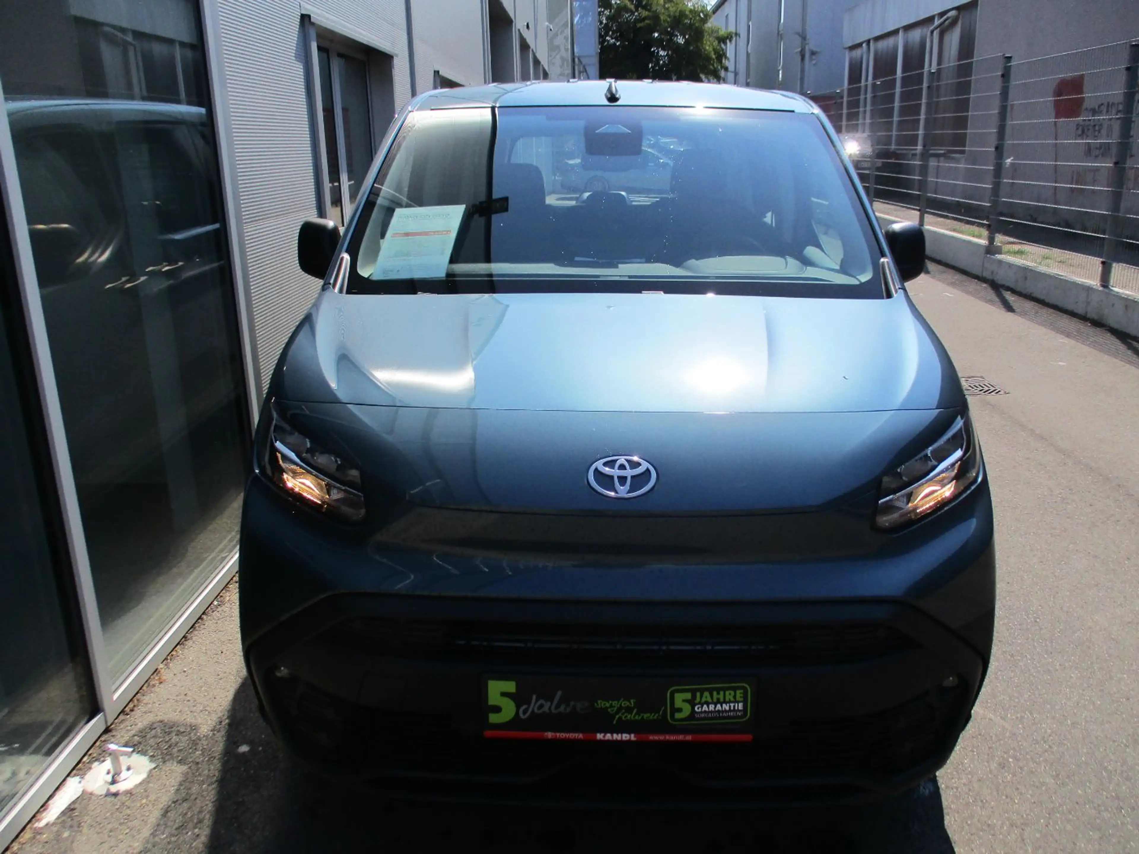 Toyota Proace City Verso 1.2 L1 Shuttle LED+Navi+PDC — photo 3