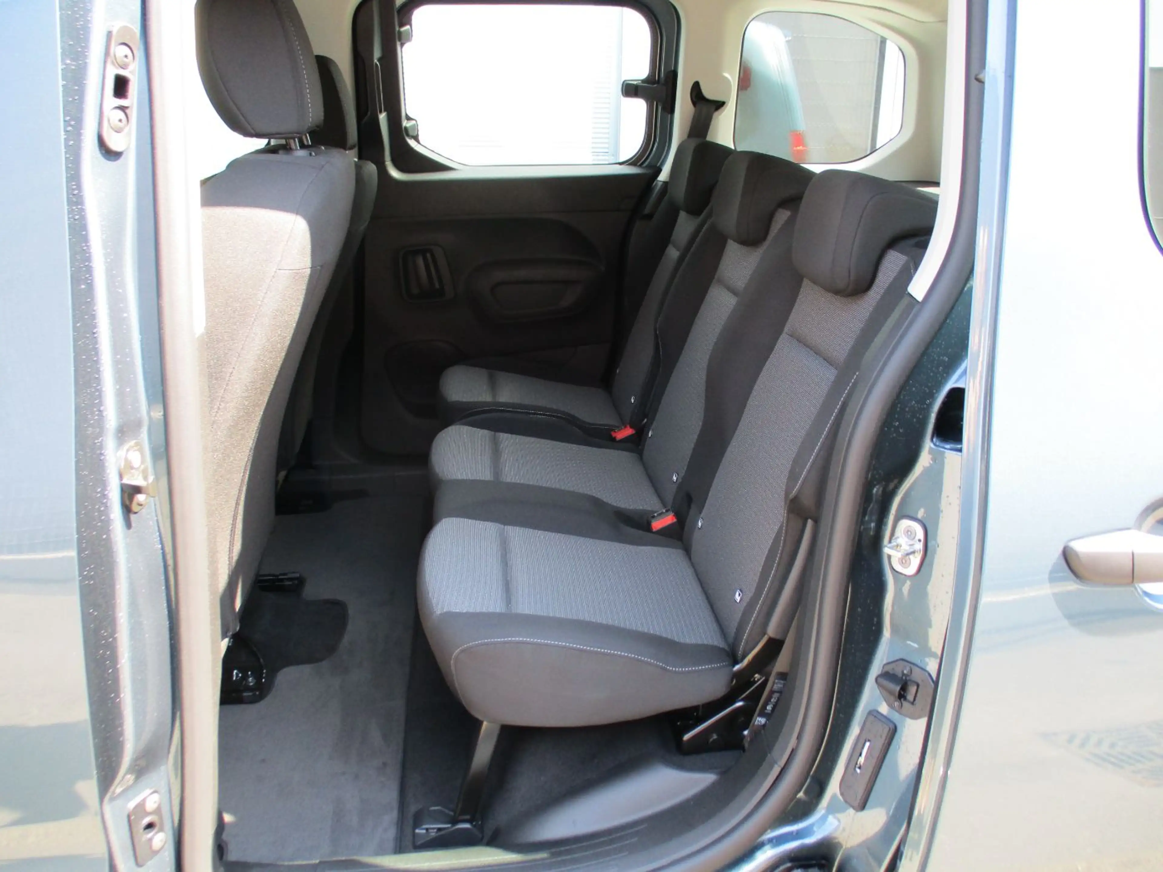 Toyota Proace City Verso 1.2 L1 Shuttle LED+Navi+PDC — photo 9