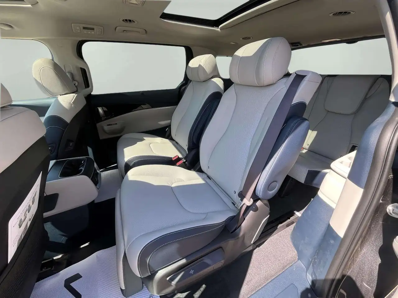 Kia Carnival снимка Kia Carnival
