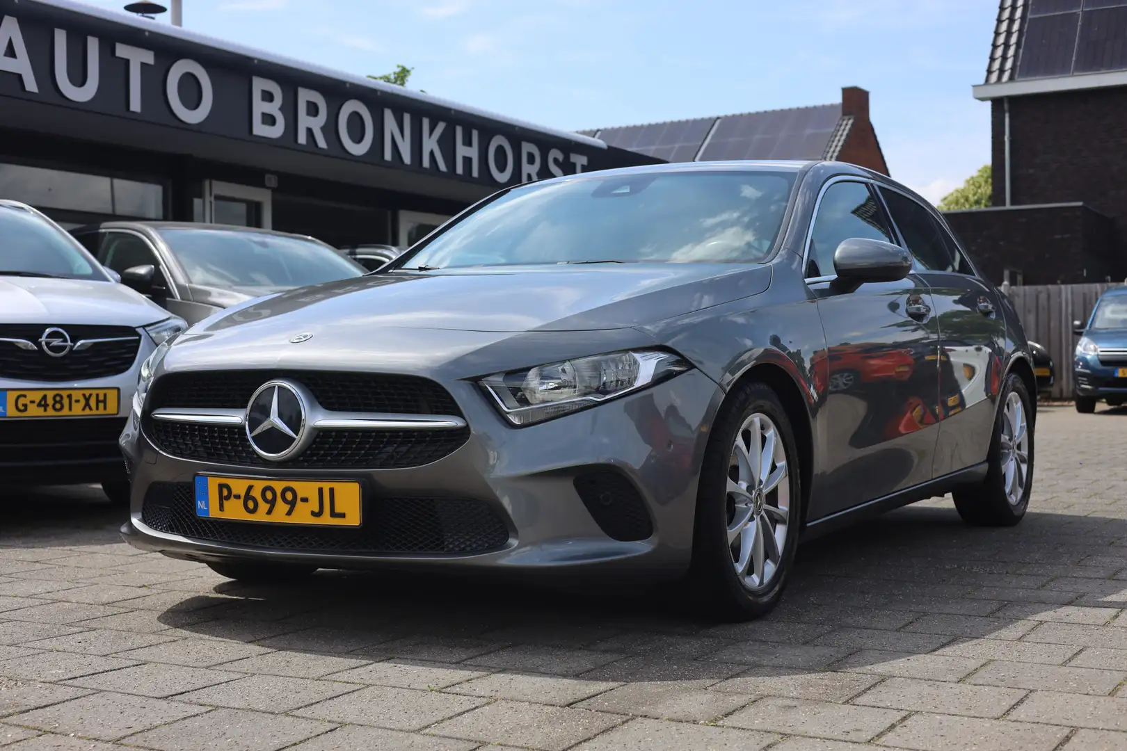 Mercedes-Benz A 220 ADVANTAGE AUTOMAAT | LEDER | NAVI | CAMERA Grijs - 1