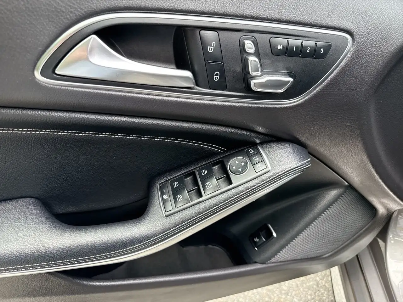Mercedes-Benz GLA снимка Mercedes-Benz GLA