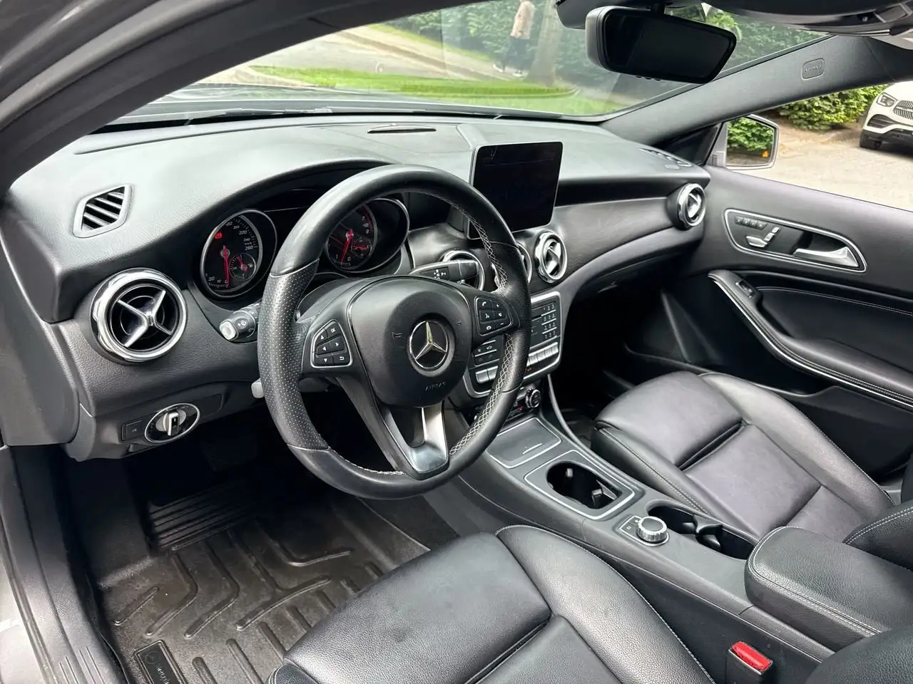 Mercedes-Benz GLA снимка Mercedes-Benz GLA