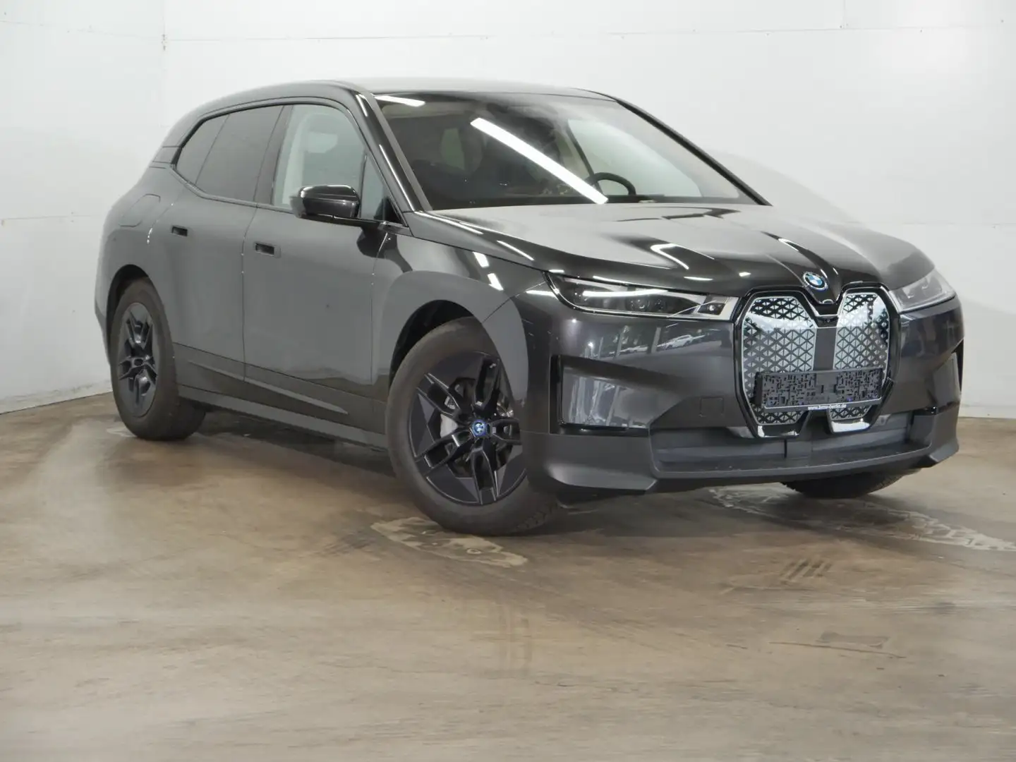 BMW iX 50 xDrive Integral L., 2-Achs Luftf, AC Laden Grigio - 2