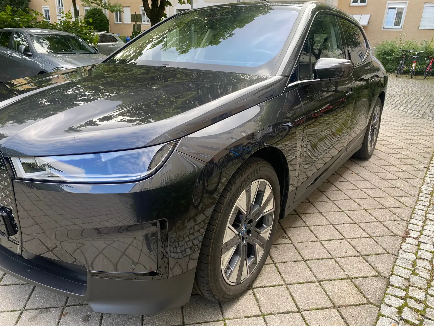 BMW iX 50 xDrive Integral L., 2-Achs Luftf, AC Laden Gris - 1