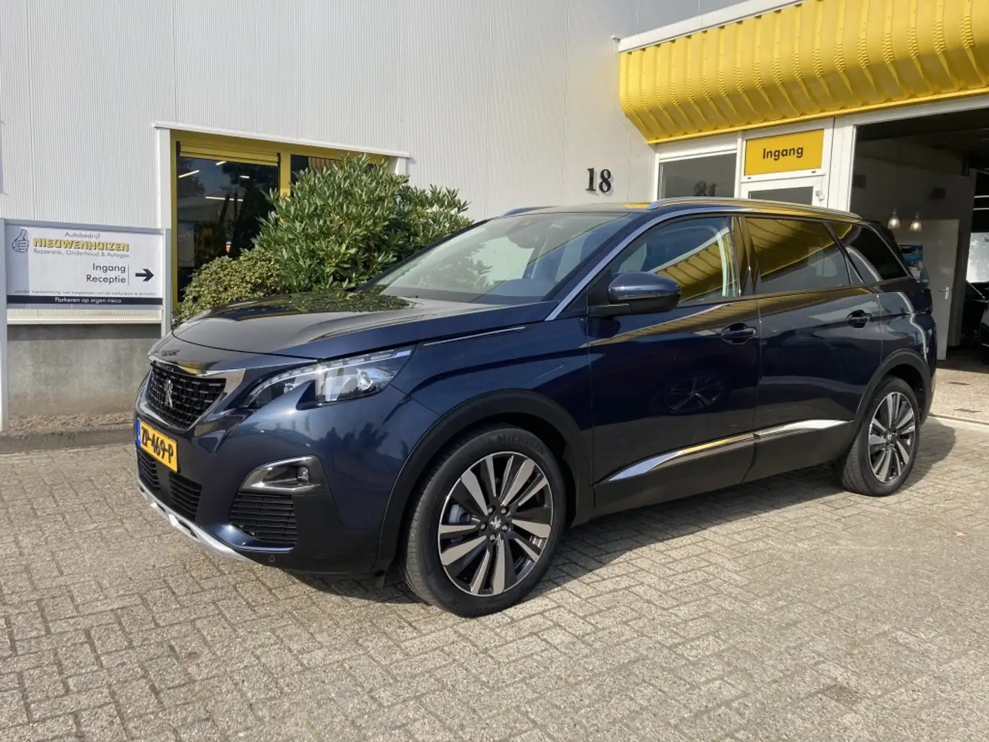 Peugeot 5008 1.2 PureTech Allure 7 Persoons Automaat Leer LED T Blauw - 1
