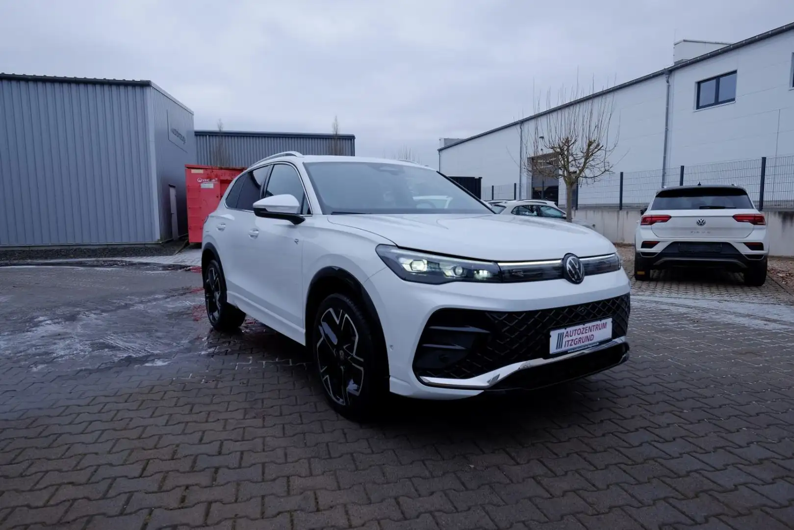 Volkswagen Tiguan 2.0 TDI R-Line DSG/Pano/IQ/8,5x20/Keyless Weiß - 1