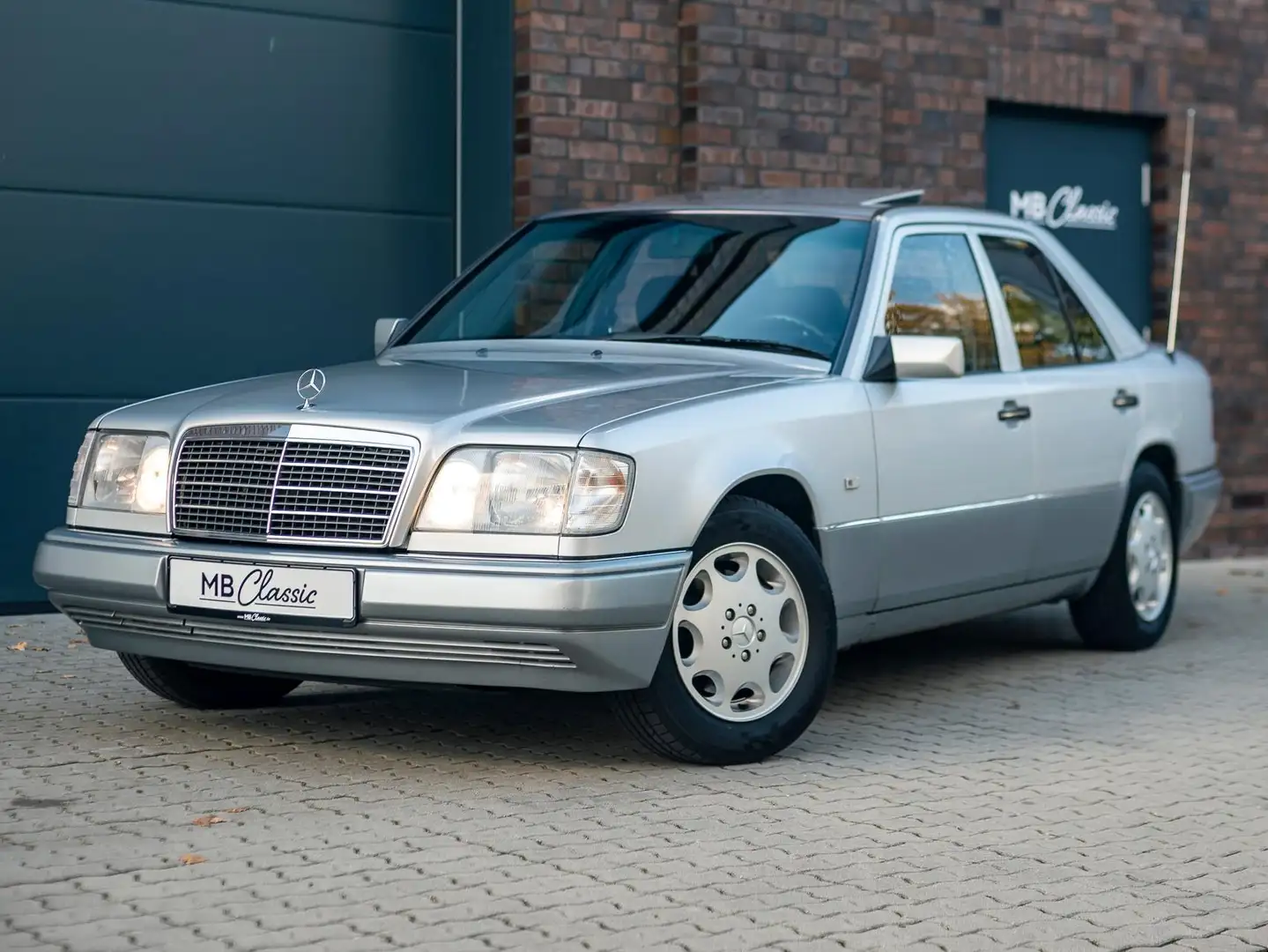 Mercedes-Benz E 320 W124, 5-Gang Autom., Scheckheft & gute Historie Silber - 1