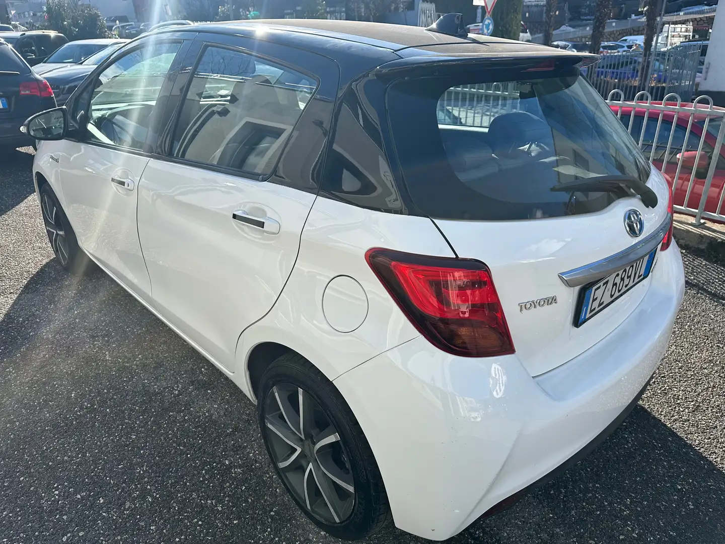 Toyota Yaris Hybrid  FULL Blanc - 2