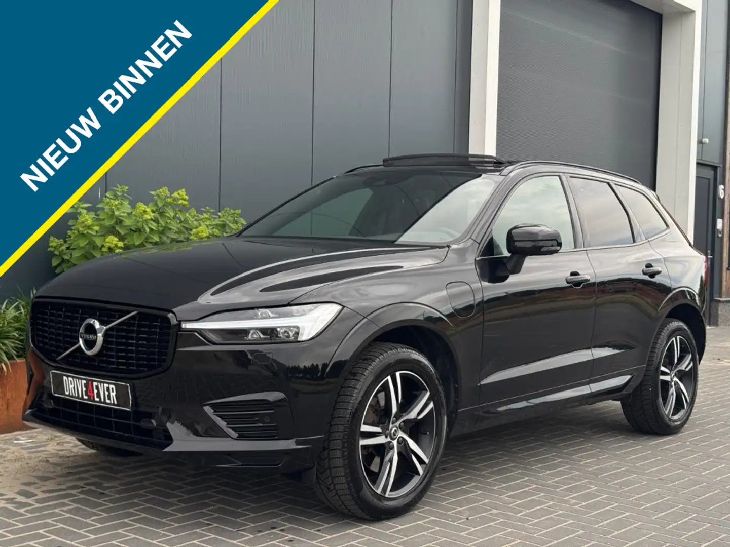 Volvo XC60 2.0 T6 AWD R-Design M22 FULL PANO NAVI CLIMATE PDC Zwart - 1