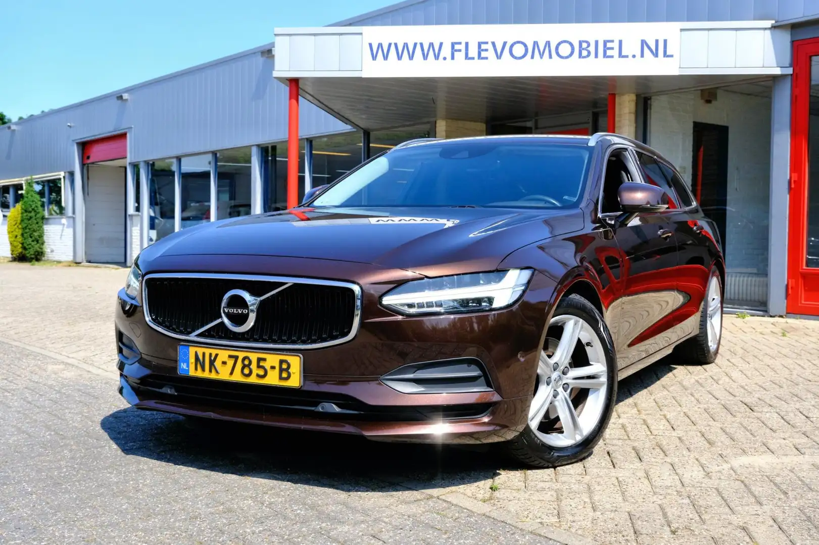Volvo V90 2.0 D4 190pk Momentum Leder|ParkAssist|Adapt.Cruis Bruin - 1