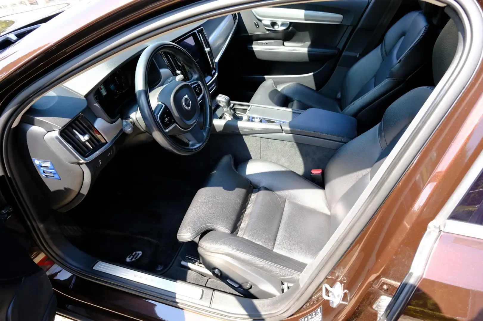 Volvo V90 2.0 D4 190pk Momentum Leder|ParkAssist|Adapt.Cruis Bruin - 2