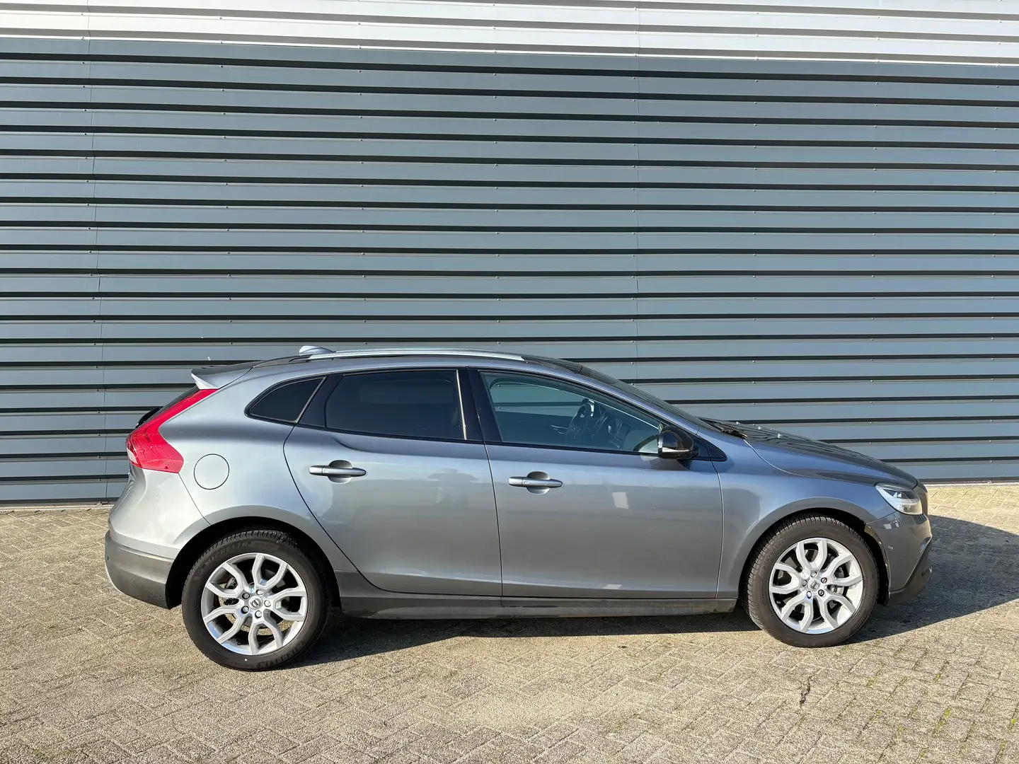 Volvo V40 Cross Country V40 Cross Country 1.5 T3 Polar Luxury Grijs - 1