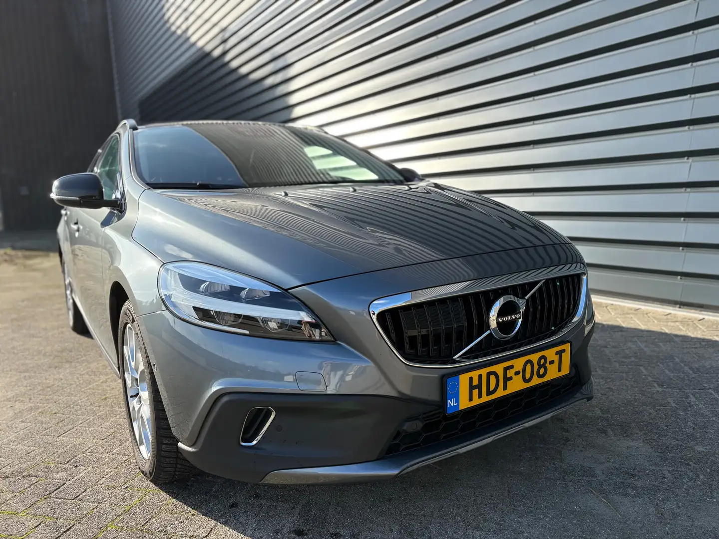 Volvo V40 Cross Country V40 Cross Country 1.5 T3 Polar Luxury Grijs - 2