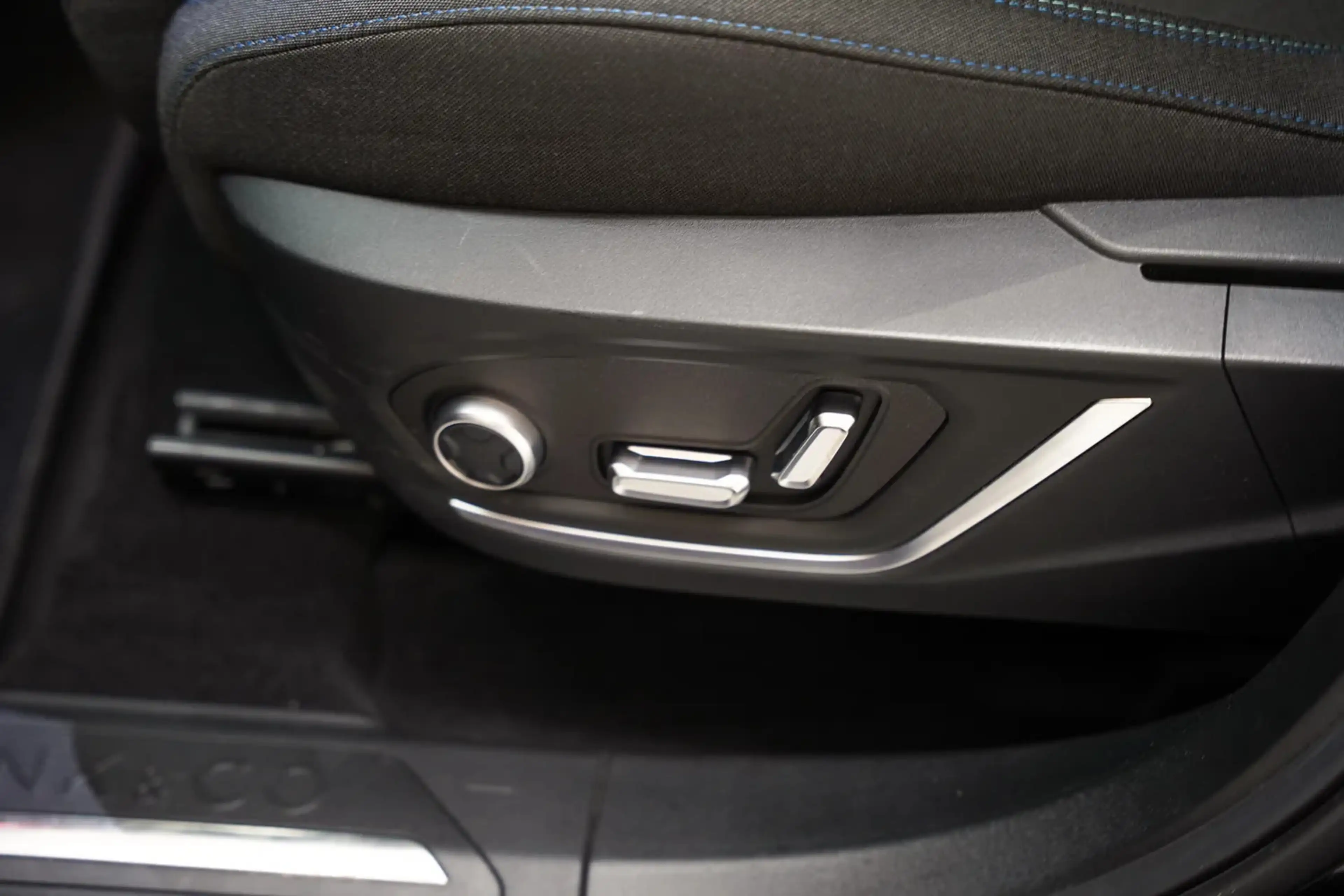 Lynk & Co 01 1.5 PHEV MY22 6,6kWh Zwart [ SoH 95,8% | Pano 360° — photo 15
